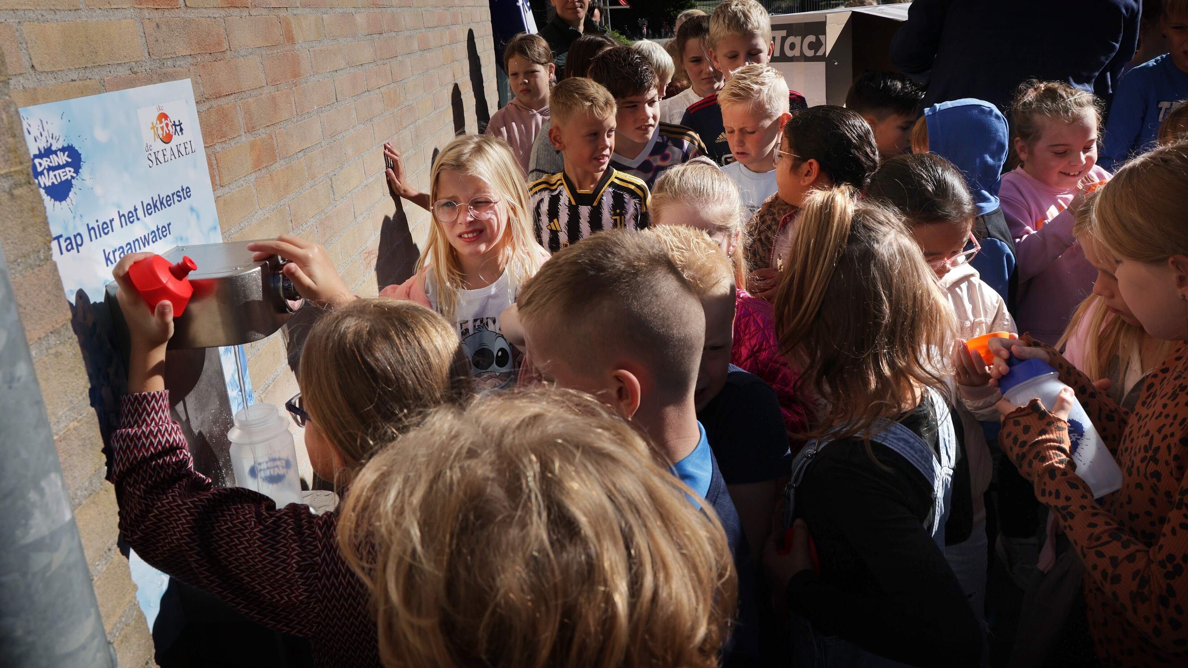 Schoolkinderen openen eerste watertappunt in Sexbierum op Nationale Kraanwaterdag
